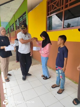 Pemberian Hadiah Kegiatan PORSENI