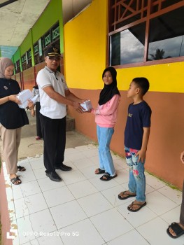 Pemberian Hadiah Kegiatan PORSENI