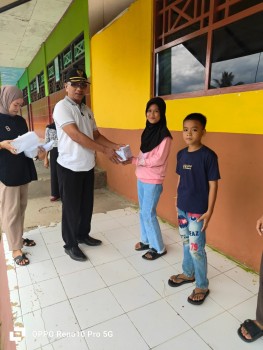 Pemberian Hadiah Kegiatan PORSENI